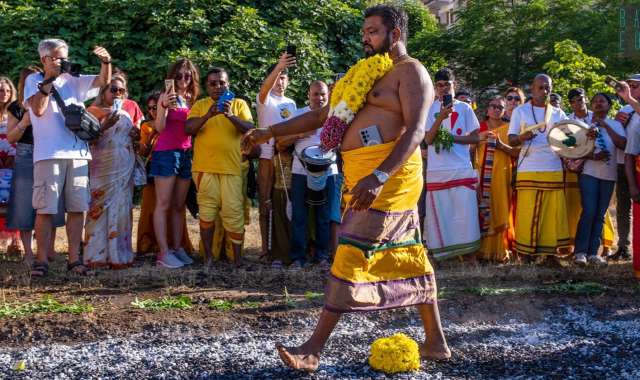 Canti, "piercing" e camminate sui carboni ardenti: a Carrassi per la festa dei tamil mauriziani